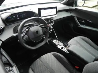 Peugeot e-2008 EV Allure Avantage 54 kWh | Camera rondom | Adaptieve cruise control | Navigatie | Draadloze telefoonoplader | Lichtmetalen velgen | Nieuwe auto | 406KM Actieradius WLTP / 9
