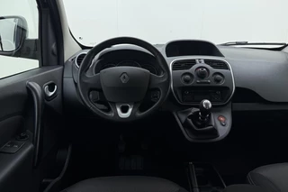 Renault Kangoo Family Rolstoelbus | Invalide vervoer | Rolstoelsauto handgeschakeld | Rolstoellift | Airco | Verlaagde vloer achterin | Oprijplaat of elektrische rolstoellift | 3-punts rolstoelgordelsysteem | Elektrische spanbanden | Extra lange veiligheidsgordels | Antislip-oprijplaat | Rolstoelplaats achter bestuurder/passagier | Versterkte vloerconstructie / 19