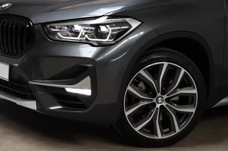 BMW X1 sDrive20i High Executive xLine Automaat  / Navigatiesysteem Plus / Trekhaak / Achteruitrijcamera / Leder / Head-Up Display / 19 Inch / Adaptieve LED-koplampen / Hifi / Sportstoelen / DAB / Stoelverwarming / Extra Getint Glas / Lichtpakket / 10