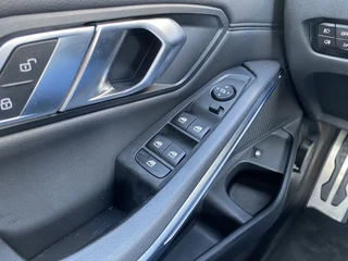 BMW 3 Serie 330e High Executive M-Sport  | 1e eigenaar | dealer onderh. | schuifdak | leder sportstoelen | camera | BTW auto / 24