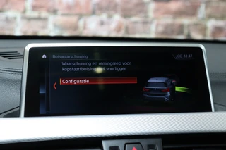 BMW X1 sDrive18i High Executive M Sport Pakket Automaat  / Navigatiesysteem Professional / Panoramadak / 18 Inch / LED / Stoelverwarming / Achteruitrijcamera / Extra Getint Glas / Harman Kardon / Shadow Line / Parkeersensoren voor+achter / 24
