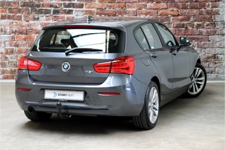 BMW 1 Series 118i Executive Sport Line Automaat 5 deurs / Navigatie Professional / LED / Trekhaak / Climate Control / 17 Inch / Bluetooth / Sportstoelen / Parkeersensoren / Lichtpakket / Cruise Control / Stoelverwarming / Neerklapbare Achterbank / 5