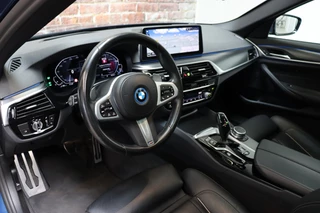 BMW 5 Serie Touring 530e High Executive M Sport Pakket Automaat  / Live Cockpit Professional / SOH 87% / Panoramadak / Trekhaak / Driving Assistant Professional / Comfortstoelen / Laserlight / Head-Up Display / Adaptief Onderstel / DAB / Parking Assistant / Hifi / 17