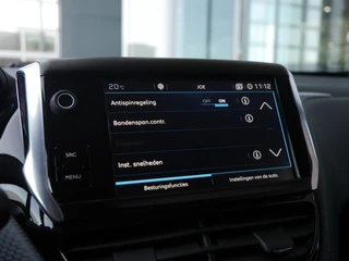 Peugeot 2008 1.2 PureTech Allure 110pk | Extra getint glas | Achteruitrijcamera | Climate control | Apple carplay/Android auto | Lage km.stand | Lichtmetalen velgen | Regensensor / 28