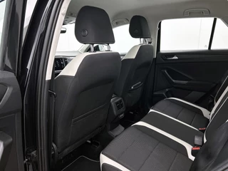 Volkswagen T-Roc 1.5 TSI Sport | Trekhaak | Camera | CarPlay | Stoel-/Stuuverwarming | Adaptive Cruise | / 16
