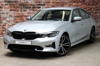BMW 3 Serie Sedan 320i Executive Sport Line Automaat  / Live Cockpit Professional / M Sportstuurwiel / Shadow Line / 19 Inch / Climate Control / Sportstoelen / Bluetooth / Neerklapbare Achterbank / LED / Parkeersensoren voor+achter