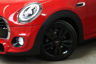 MINI Cooper Hatchback Chili Serious Business 3 deurs / Navigatiesysteem / Leder / John Cooper Works Exterieurpakket / Lichtpakket / Extra Getint Glas / Climate Control / Parkeersensoren / LED / Bluetooth / Cruise Control / Sportstoelen / 17 Inch / 9