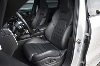 Porsche Cayenne Coupé 3.0 E-Hybrid Platinum Edition *Krijt* | Sportuitlaat | Panorama | ACC | Trekhaak | Ventilatie | Achterasbesturing | Bose | Head-Up | 22'' Wielen | / 7
