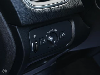 Volvo V40 2.0 D3 150 PK Business Sport R-Design Panoramadak Harman Kardon LED Standkachel Trekhaak Stoelverwarming 18" / 37