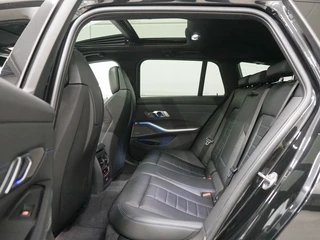 BMW 3 Serie Touring M340i xDrive Panoramadak | M-Stoelen | Harman Kardon | CoPilot / 35