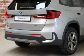 BMW X1 sDrive20i Executive Automaat  / Navigatiesyteem / Panoramadak / Achteruitrijcamera / DAB / Extra Getint Glas / 17 Inch / Dakdraagsysteem / Travelpack / DAB / Sportstoelen / Parkeersensoren voor+achter / 6