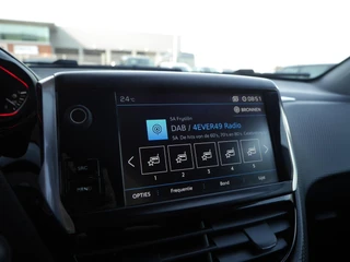 Peugeot 2008 1.2 PureTech GT-line | 110PK | Trekhaak | Achteruitrijcamera | 17 inch lichtmetalen velgen | Apple carplay/Andriod auto | Dakrails | Climate control | Cruise control / 21