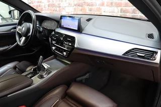 BMW 5 Series Touring 520i High Executive M Sport Pakket Automaat  / Live Cockpit Professional / Driving Assistant / Head-Up Display / Comfortstoelen / Achteruitrijcamera /  19 Inch / Exklusivleder 'Nappa' / DAB / Stoelverwarming / Hifi / Extra Getint Glas / Ambiance Verlichting / 19