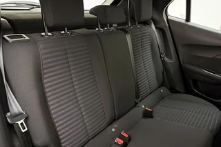 Peugeot 2008 1.2 PureTech 100pk Active Pack | Distributieriem vervangen in mei 2025 bij 92.519km | Navigatie | Climate Control | DAB+ | Lichtmetalen Velgen 16inch | Apple Carplay/Android Auto / 14