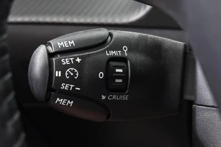 Peugeot 208 1.2 Hybrid 110 e-DCS6 Allure Apple CarPlay Climate Control Parkeersensoren / 25