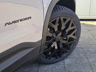 Jeep Avenger Altitude 54 kWh | 20'' Brute velgen | Apple-Android | Stoelverwarming / 8