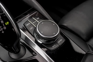 BMW 5-serie M550d xDrive High Executive | 2e eigenaar | Driving Assistant Plus | Innovation pakket | Stoelverwarming & -ventilatie | Stuurverwarming | Harman-kardon | 360 camera / 37