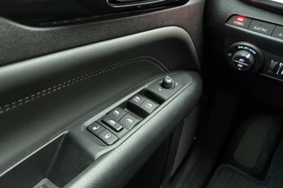 Jeep Compass 4xe 240pk Plug-in Hybrid Automaat S | Lederen bekleding | Navigatie | Trekhaak | Achteruitrijcamera | Electrische achterklep | Keyless | Stoel- en stuurverwarming | 19" Lichtmetalen velgen / 25