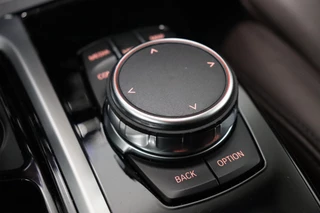 BMW X3 xDrive20i High Executive xLine Automaat  / Navigatie Professional / Leder / Trekhaak / 19 Inch / Adaptieve LED-koplampen / Stoelverwarming / Ambiance Verlichting / Parkeersensoren voor+achter / Sportstoelen / 21