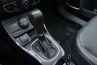 Jeep Compass 4xe 240 Plug-in Hybrid Electric S | Navigatie | Lederen bekleding | Panoramisch schuifdak | Keyless | Stoelverwarming | Zwart dak / 31