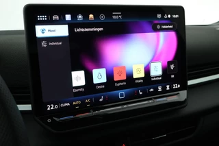 Volkswagen T-Roc 1.5 eTsi 150pk DSG R-Line First Edition Trekhaak Camera Keyless Stoelverwarming Virtual Cockpit Carplay / 35