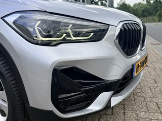 BMW X1 xDrive20i High Executive  | Afn. trekhaak | Pano | LED | Leder | Sportstoelen | Apple/Android | Stoelverwarming / 16