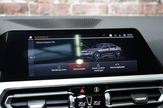 BMW 3 Serie Sedan 330i Executive M Sport Pakket Automaat  / Live Cockpit Professional / Schuif-/kanteldak / Sportstoelen / Achteruitrijcamera / Active Cruise Control met Stop en Go-functie / 19 Inch / Hifi / M Sportremsysteem / Leder / Shadow Line / Neerklapbare Achterbank / Extra Getint Glas / 22