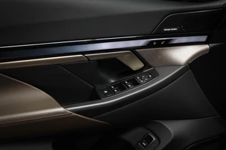 BMW 5-serie Touring 550e xDrive | INNOVATION / M SPORT PRO- PACK | PANORAMADAK | HEAD UP | STUURVERWARMING | 360 CAMERA | 20" / 33