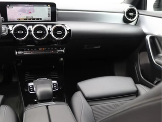 Mercedes-Benz A-Klasse 220 Launch Edition  | Widescreen | Camera | Org. NL / 19