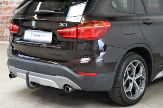 BMW X1 xDrive25i High Executive xLine Automaat  / Navigatiesysteem Plus / Driving Assistant Plus / Trekhaak / Panoramadak / Park Assistant / Leder / Park Assistant / AWD / 18 Inch / Head-Up Display / Stoelverwarming / Hifi / Parkeersensoren / Climate Control / LED / 6