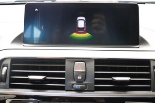 BMW 1 Series 118i Executive Sport Line Automaat 5 deurs / Navigatie Professional / LED / Trekhaak / Climate Control / 17 Inch / Bluetooth / Sportstoelen / Parkeersensoren / Lichtpakket / Cruise Control / Stoelverwarming / Neerklapbare Achterbank / 23