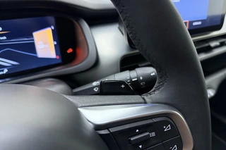 Jeep Avenger 1.2 e-Hybrid 110pk Automaat Summit | Navigatie | Achteruitrijcamera | Adapt. Cruise control | Climate control | Elektrische achterklep | Keyless | 18" Lichtmetalen velgen | 8 jaar garantie / 22