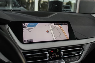 BMW 1-serie 116d F40 Executive Edition | 1e eigenaar | NL Auto | HiFi audio | DAB | LED | Apple Carplay | Rijstrooksensor | Cruise control | Climate control | Sportstuur | Active Guard Plus / 25