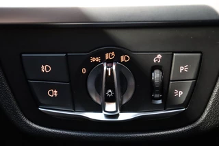 BMW X3 xDrive20i High Executive xLine Automaat  / Navigatie Professional / Leder / Trekhaak / 19 Inch / Adaptieve LED-koplampen / Stoelverwarming / Ambiance Verlichting / Parkeersensoren voor+achter / Sportstoelen / 25