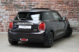 MINI Cooper Hatchback Chili Business 3 deurs  / Navigatiesysteem Professional / Panoramadak / LED / Climate Control / Parkeersensoren / Sportstoelen / Cruise Control / Bluetooth / 17 Inch / Chrome Line / Lichtpakket / Extra Getint Glas / 5
