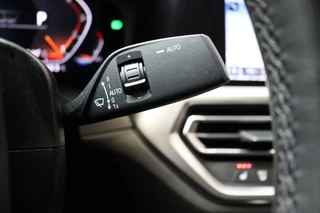 BMW 3 Serie Sedan 318i Executive Sport Line Automaat  / Live Cockpit Professional / Stoelverwarming / Parkeersensoren voor+achter / LED / 18 Inch / DAB / Climate Control / Shadow Line / Extra Getint Glas / Apple CarPlay / Cruise Control / Lichtpakket / 35