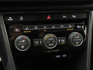Volkswagen T-Roc 1.5 TSi 150 Pk Automaat R line | Black Style | Trekhaak | Stoelverwarming | Panorama dak | Camera | Adaptive Cruise | Climatronic | Carplay | 19 Inch | 58.509 Km !! / 32