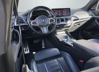 BMW iX3 M Sport High Executive 80 kWh | 1e eigenaar | dealer onderhouden | panoramadak | leder interieur | SOH accu 99.5% / 16