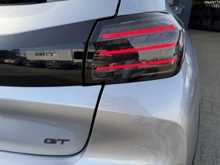 Peugeot 208 100pk GT (Camera - Keyless Entry - Parkeersensoren V+A - LED - Navigatie - Automatische Airco - Draadloos laden - Apple Carplay - 3D Cockpit) / 37