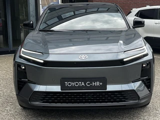 Toyota C-HR+ Executive AWD 77 kWh NIEUW DIRECT LEVERBAAR! 20'' LM-VELGEN STOEL/STUURVERW 360° CAMERA LEER EL-STOEL BLIND SPOT NAVI / 24