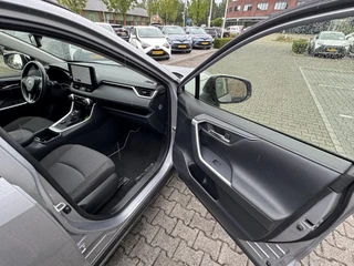 Toyota RAV4 2.5 Hybrid AWD DYNAMIC 1650KG TREKGEW STOELVERW PARK-SENSOREN NAVI CAMERA APPLE/ANDROID LM-VELGEN / 17