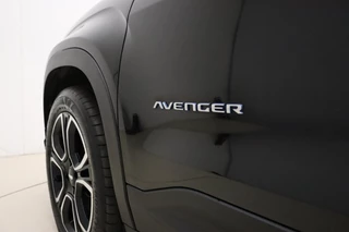 Jeep Avenger Altitude 54 kWh | Adaptive Cruise control | Climate control | Camera | 18" Lichtmetalen velgen | Getint glas | Keyless | Bluetooth | Draadloze telefoonlader / 20