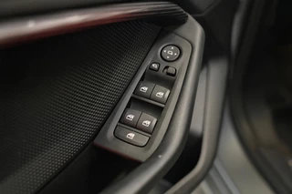 BMW 1 Serie 118i Sport Line  Keyless Go Navi LED Carplay 24 Maanden garantie* (Vraag naar de voorwaarden) / 12