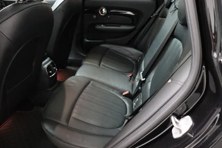 MINI Clubman Cooper S Chili Serious Business Automaat / Navigatiesysteem Professional / Panoramadak / Trekhaak / Leder / 19 Inch / Driving Assistant / Lichtpakket / Achteruitrijcamera / Climate Control / Harman Kardon / Stoelverwarming / 17