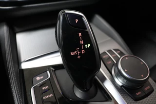 BMW 5 Series Touring 520i High Executive M Sport Pakket Automaat  / Navigatiesysteem Professional / Panoramadak / Comfortstoelen / Driving Assistant Plus / 19 Inch / Stoelverwarming voor+achter / Achteruitrijcamera / Hifi / Adaptieve LED-koplampen / Leder / DAB / 18