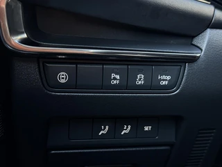 Mazda 3 2.0 e-SkyActiv-G M Hybrid 122 Comfort met Bose | Apple Carplay / Android Auto | Navigatiesysteem | Licht + Regensensor | Elektrisch Verstelbare Bestuurderstoel  | Stoel + Stuurverwarming | Parkeersensoren Voor + Achter | Camera Achter | 18"Lichtmetalen velgen | Lederen Bekleding | Cruise Control Adaptief / 19