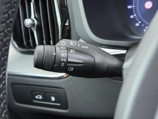 Volvo XC60 Plug-In Hybrid AWD T6 Plus Dark Recharge ADAPT. CRUISE CONTROL | STUUR & STOEL VERWARMING | PANORAMA DAK | 360 GRADEN CAMERA | ELEK. STOELEN MET GEHEUGEN | HARMAN/KARDON AUDIO / 31