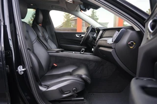 Volvo XC60 T6 Recharge AWD Plus Dark | Stoelverwarming | Trekhaak |  Parkeercamera | Panoramadak  | Longe Range | Pilot Assist | BLIS | Leder | Glossy Black | Keyless / 30
