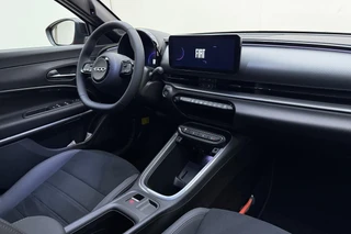 Fiat 600 1.2 Turbo 145pk Hybrid Automaat Sport | DEMO | Tot 8 jaar garantie | Navigatie | Achteruitrijcamera | Elektrische achterklep | LED Matrix koplampen | Sportief interieur | 18" Lichtmetalen velgen | Zwart dak / 18