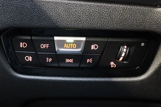 BMW 3 Serie Sedan 320i Executive Edition Automaat  / Trekhaak / Live Cockpit Professional / Cruise Control / Parkeersensoren / Neerklapbare Achterbank / Apple Carplay / Sportstuur / 29